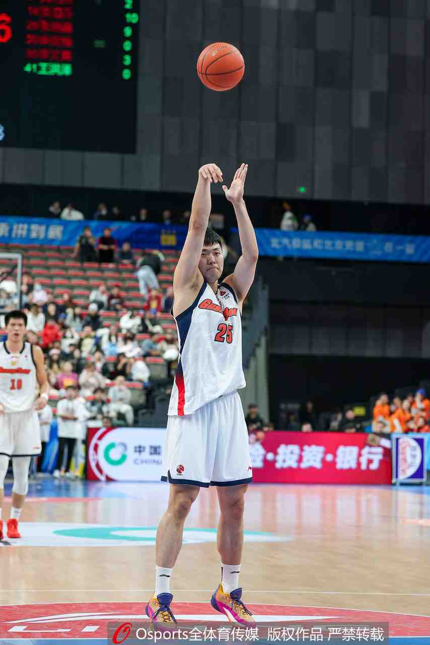 挺全面!张皓嘉半场3中2拿8分2篮板1助1断1帽 正负值+7